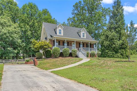 Homes For Sale - 247 Twin Hill Road<br/> Clemmons, NC 27012