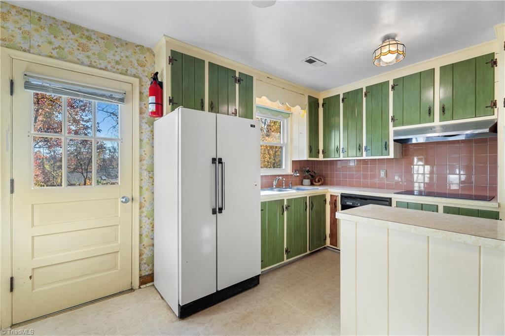 Winston-Salem, North Carolina 27103, United States, 3 Bedrooms Bedrooms, ,3 BathroomsBathrooms,Residential,Active,244134