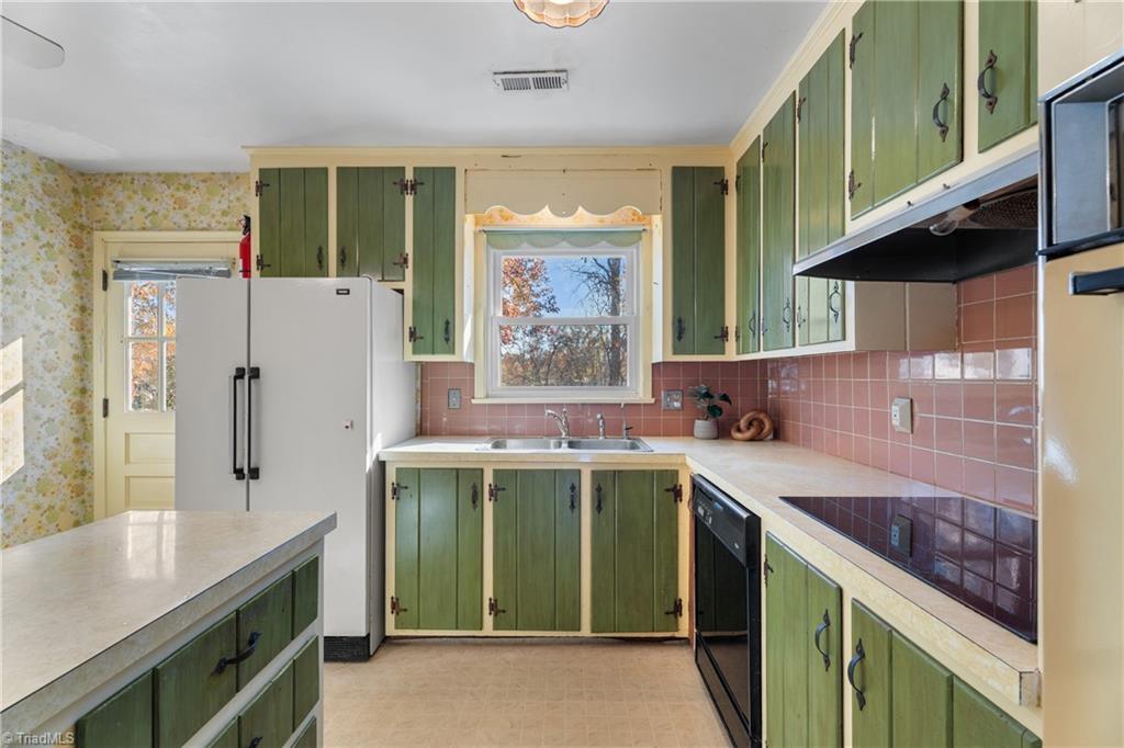 Winston-Salem, North Carolina 27103, United States, 3 Bedrooms Bedrooms, ,3 BathroomsBathrooms,Residential,Active,244134