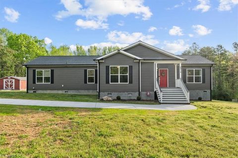 Homes For Sale - 6916 Lawrence Farm Lane<br/> Randolph County, Randleman, NC 27317