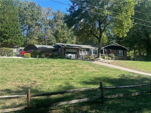 Homes For Sale - 14 Windsor Circle<br/> Thomasville, NC 27360