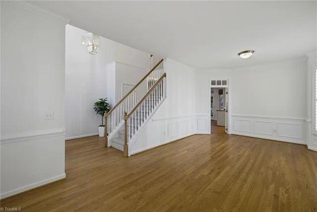 5517 Clydebank Road, photo 2 of 39