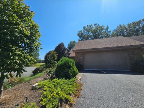 Townhouse For Sale - 105 Willowbrook Place<br/> Bermuda Run, NC 27006