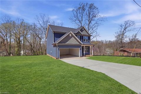 Homes For Sale - 531 Dogwood Circle<br/> High Point, NC 27260