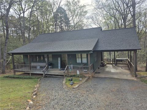 Homes For Sale - 324 Pinecrest Circle<br/> Troy, NC 27371