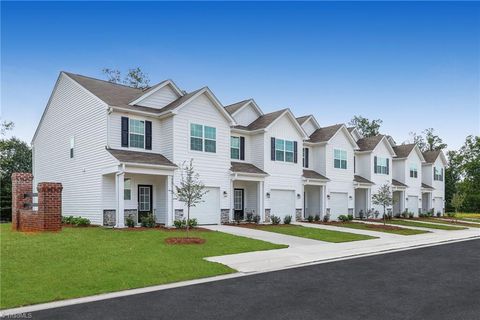 Townhouse For Sale - 1811 Pheasant Trace Circle<br/> Kernersville, NC 27284