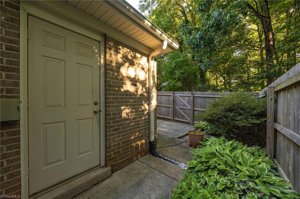 Greensboro, North Carolina 27455, United States, 3 Bedrooms Bedrooms, ,3 BathroomsBathrooms,Residential,Pending,199969