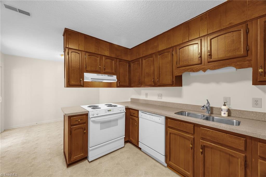 Greensboro, North Carolina 27455, United States, 3 Bedrooms Bedrooms, ,3 BathroomsBathrooms,Residential,Pending,199969