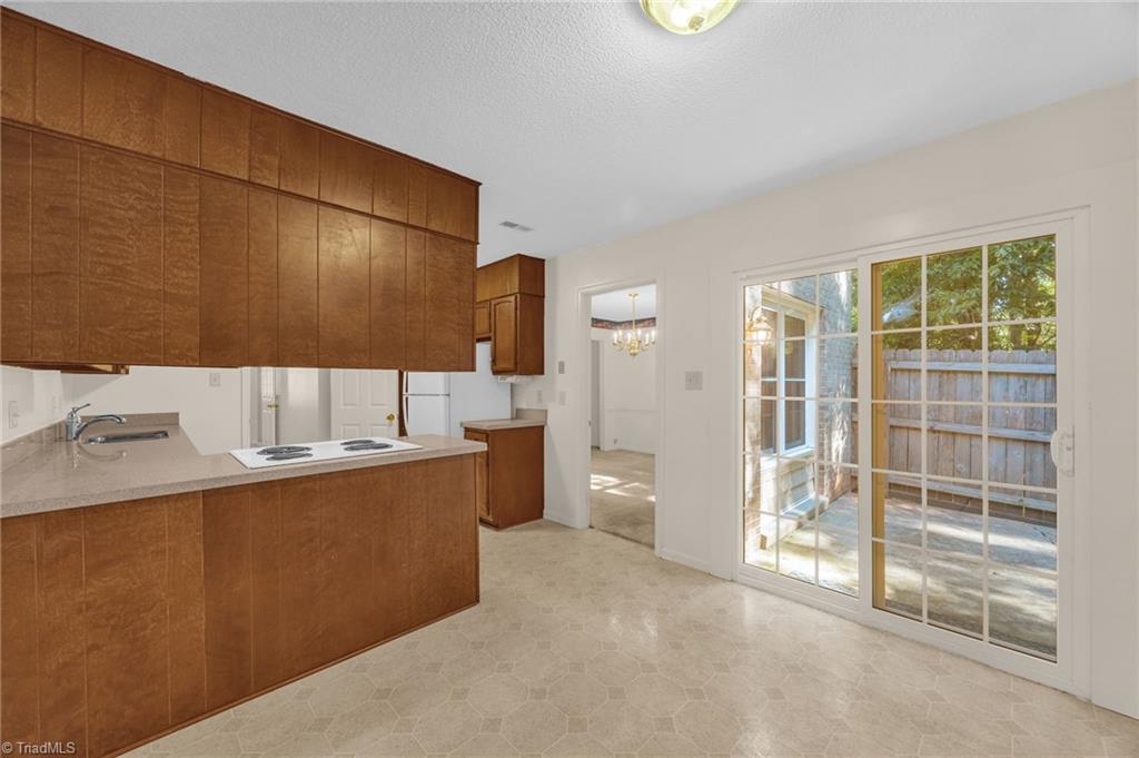 Greensboro, North Carolina 27455, United States, 3 Bedrooms Bedrooms, ,3 BathroomsBathrooms,Residential,Pending,199969