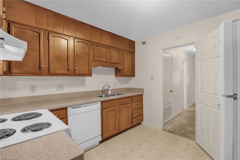 Greensboro, North Carolina 27455, United States, 3 Bedrooms Bedrooms, ,3 BathroomsBathrooms,Residential,Pending,199969