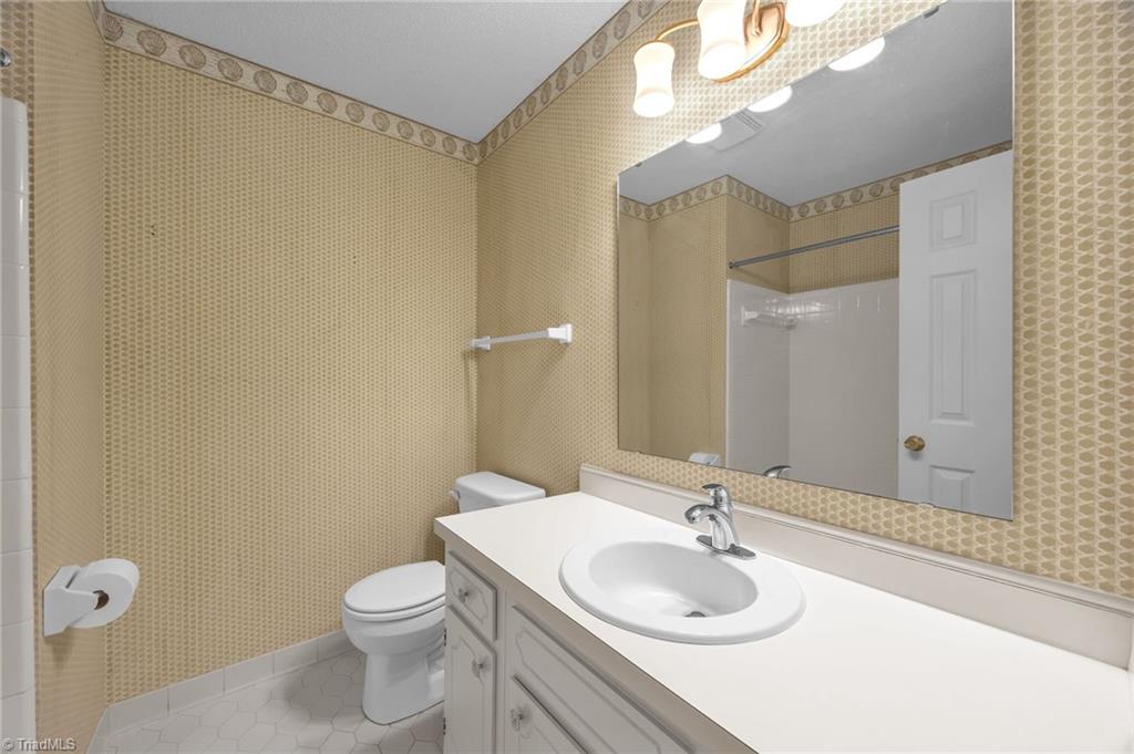 Greensboro, North Carolina 27455, United States, 3 Bedrooms Bedrooms, ,3 BathroomsBathrooms,Residential,Pending,199969