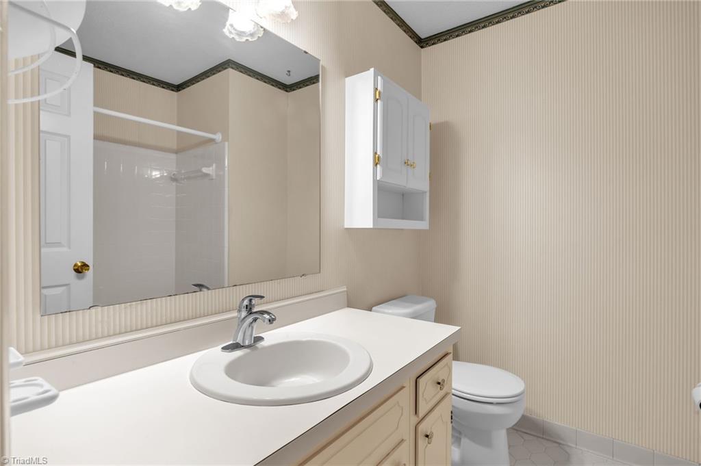 Greensboro, North Carolina 27455, United States, 3 Bedrooms Bedrooms, ,3 BathroomsBathrooms,Residential,Pending,199969