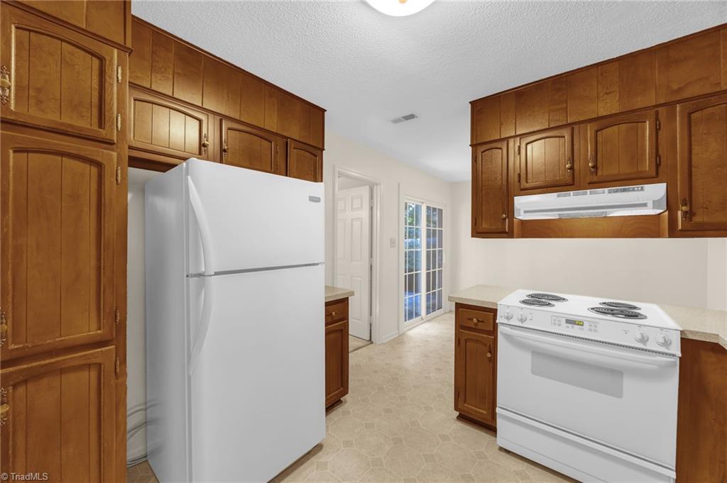 Greensboro, North Carolina 27455, United States, 3 Bedrooms Bedrooms, ,3 BathroomsBathrooms,Residential,Pending,199969