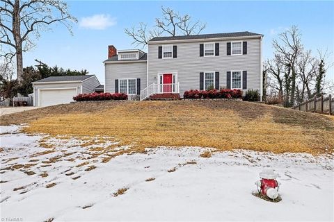 Homes For Sale - 1408 Sweetbriar Court<br/> High Point, NC 27262