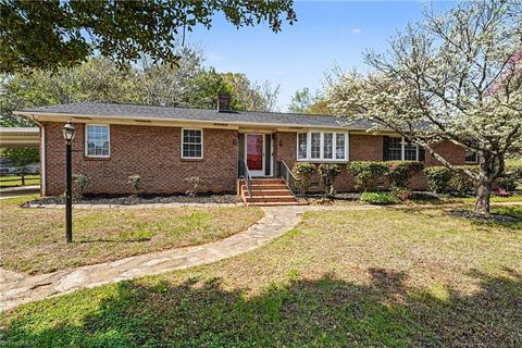 Homes For Sale - 100 Kenwood Lane<br/> Lexington, NC 27295