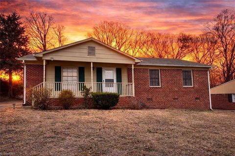 Homes For Sale - 717 Belmont Drive<br/> High Point, NC 27263