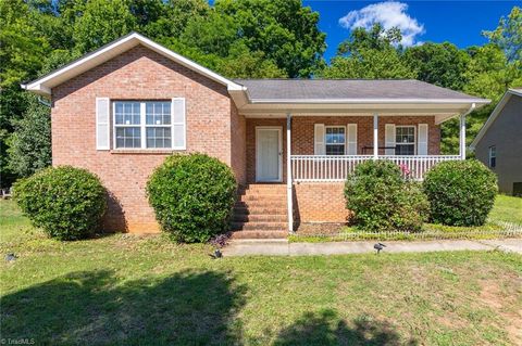 Homes For Sale - 1528 Ambridge Court<br/> High Point, NC 27235