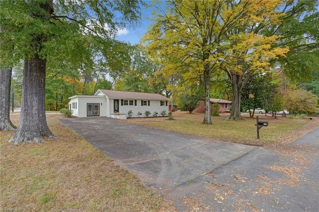 302 Gracie Street, photo 2 of 40