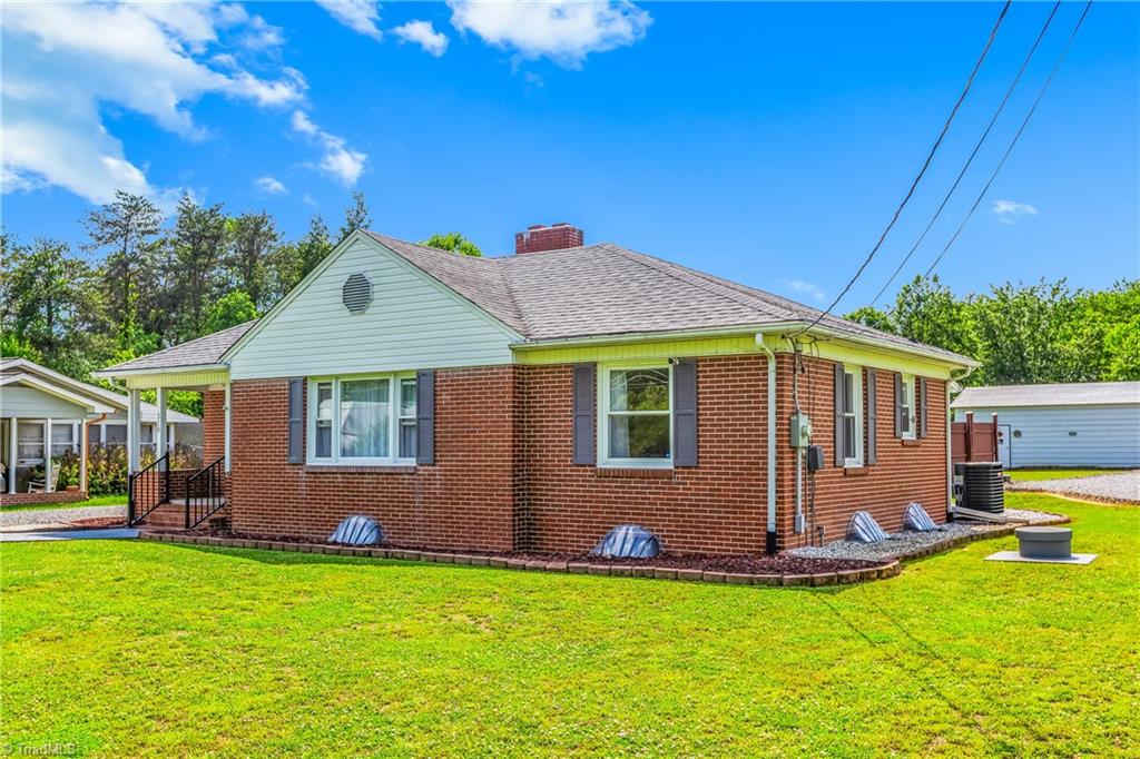 328 Belvue Drive, Mount Airy, North Carolina image 2