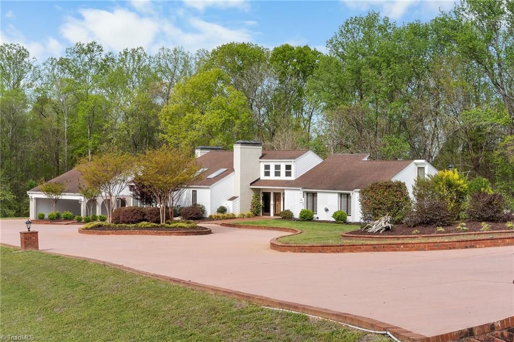 Photo of 391 Lake Hill Drive, Thomasville, NC 27360 (MLS # 1215760)