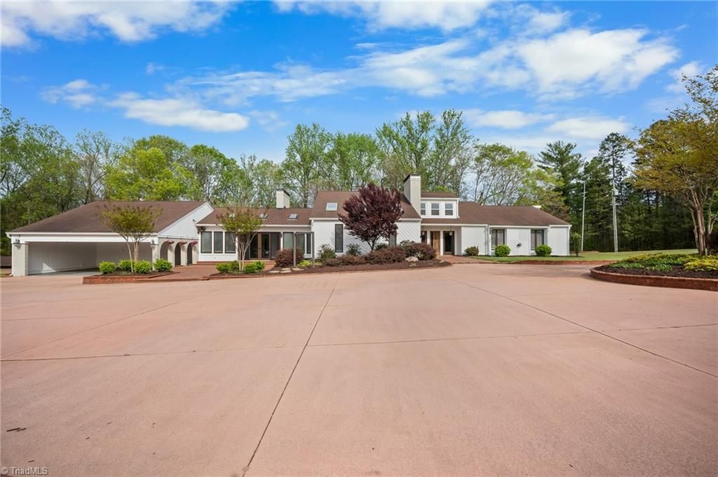 Photo of 391 Lake Hill Drive, Thomasville, NC 27360 (MLS # 1215760)