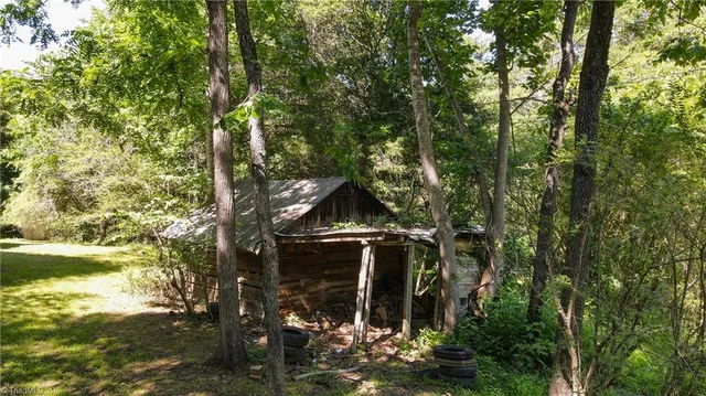 1215 Lucius Beasley Road, photo 3 of 26