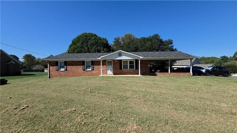 Photo of 5065 Oak Garden Drive, Kernersville, NC 27284 (MLS # 1198722)