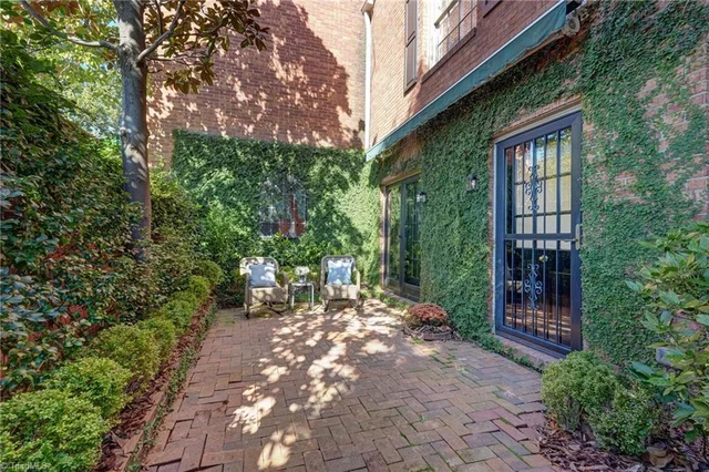 1833 Banking Street Unit B6, photo 5 of 39