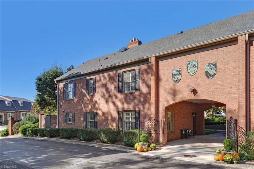 1833 Banking Street Unit B6, photo 1 of 39