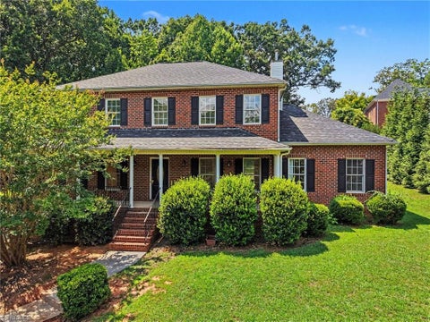 Homes For Sale - 110 Chestnut Hill Court<br/> Winston-Salem, NC 27106