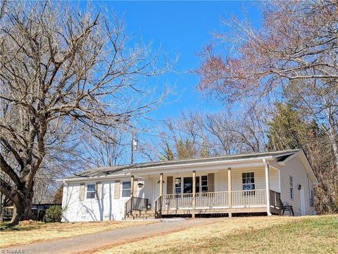 335 Badgett Avenue Mount Airy NC 27030