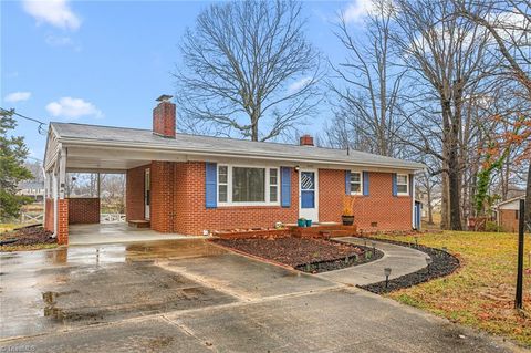 Homes For Sale - 4020 Knollwood Drive<br/> Archdale, NC 27263