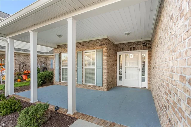 111 Sanderlyn Court Unit C, photo 4 of 31