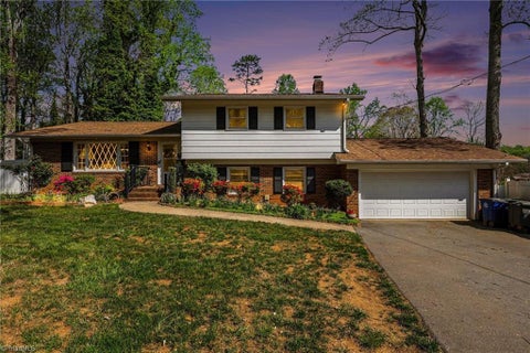 Homes For Sale - 2801 Brookhill Drive<br/> Winston-Salem, NC 27127