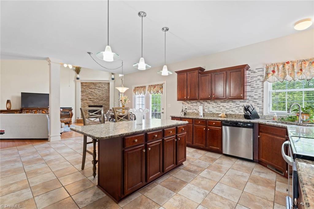 Winston-Salem, North Carolina 27105, United States, 4 Bedrooms Bedrooms, ,3 BathroomsBathrooms,Residential,Active,230602