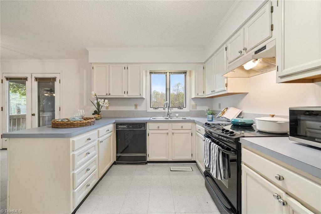 Winston-Salem, North Carolina 27104, United States, 3 Bedrooms Bedrooms, ,4 BathroomsBathrooms,Residential,Pending,101358