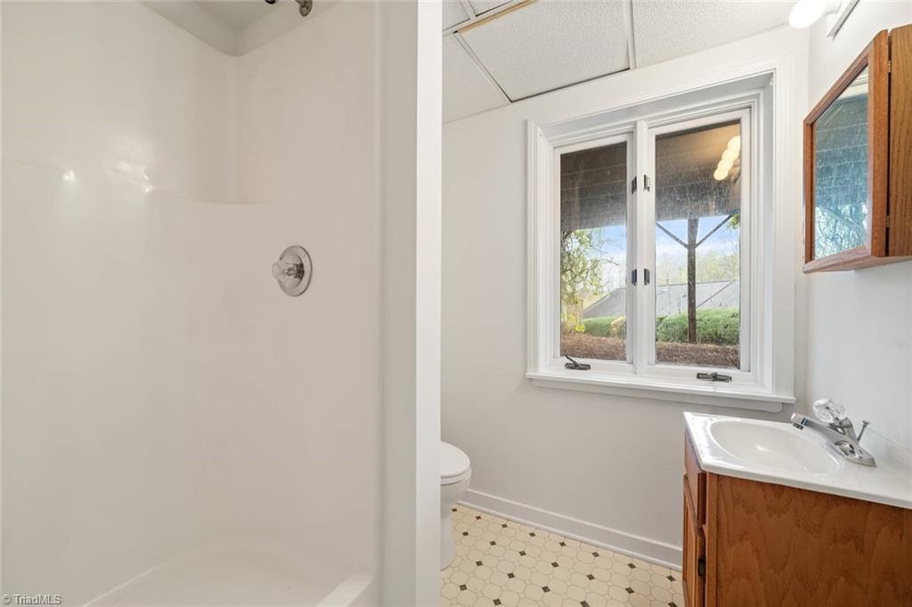 Winston-Salem, North Carolina 27104, United States, 3 Bedrooms Bedrooms, ,4 BathroomsBathrooms,Residential,Pending,101358