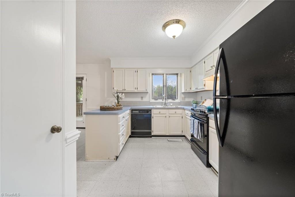 Winston-Salem, North Carolina 27104, United States, 3 Bedrooms Bedrooms, ,4 BathroomsBathrooms,Residential,Pending,101358