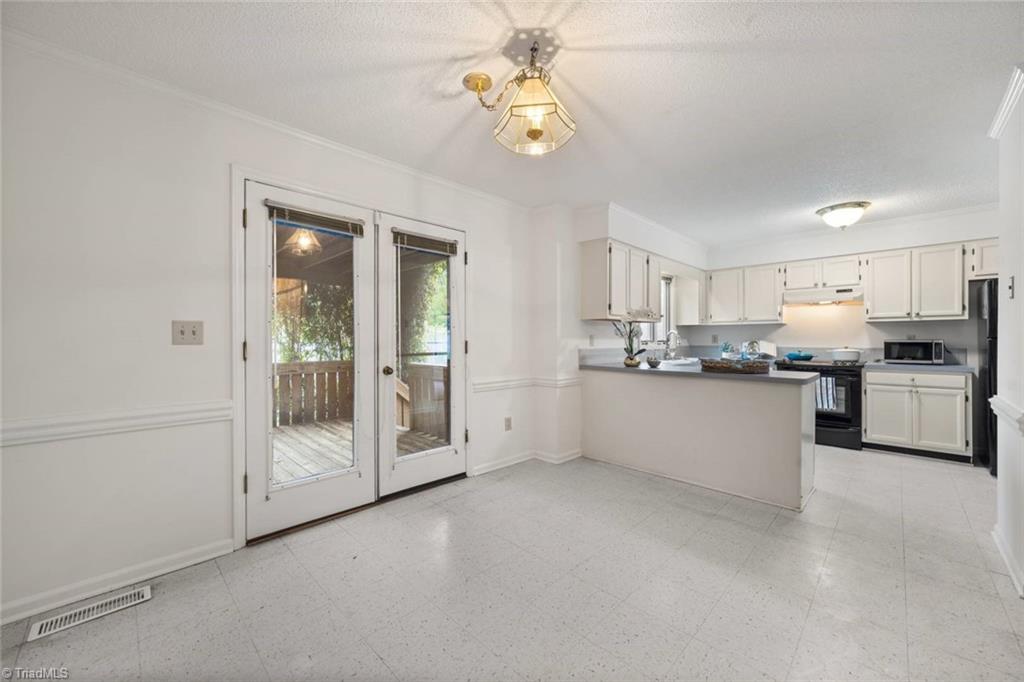 Winston-Salem, North Carolina 27104, United States, 3 Bedrooms Bedrooms, ,4 BathroomsBathrooms,Residential,Pending,101358