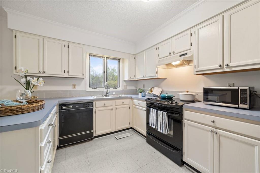 Winston-Salem, North Carolina 27104, United States, 3 Bedrooms Bedrooms, ,4 BathroomsBathrooms,Residential,Pending,101358