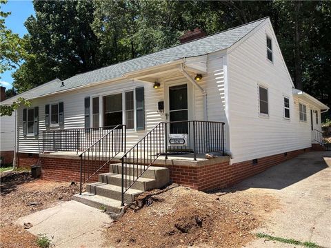 Homes For Sale - 526 Ashland Drive<br/> Greensboro, NC 27403