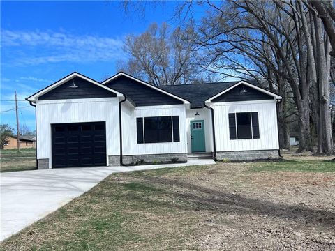 Homes For Sale - 510 Dale Street<br/> Randolph County, Archdale, NC 27263