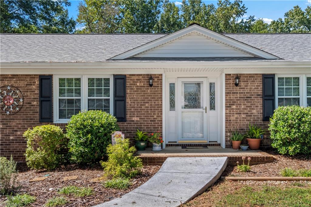 Photo of 170 Queens Court, Clemmons, NC 27012 (MLS # 1236025)