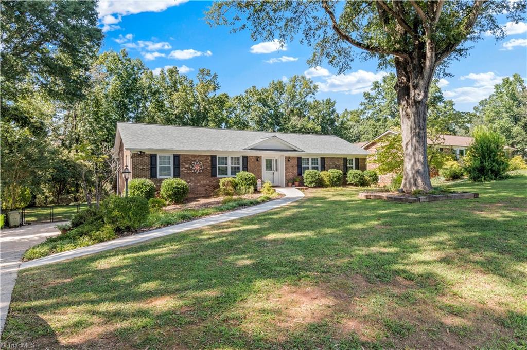 Photo of 170 Queens Court, Clemmons, NC 27012 (MLS # 1236025)