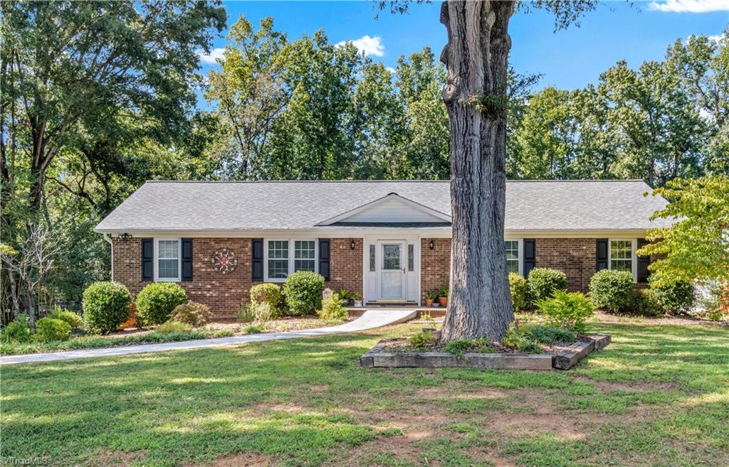 Photo of 170 Queens Court, Clemmons, NC 27012 (MLS # 1236025)