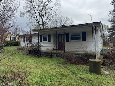 Condo For Sale - 6111 Appletree Court<br/> High Point, NC 27263