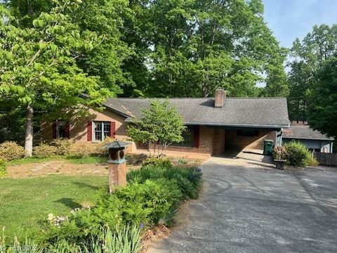 Homes For Sale - 2 Echoview Circle<br/> Lexington, NC 27292