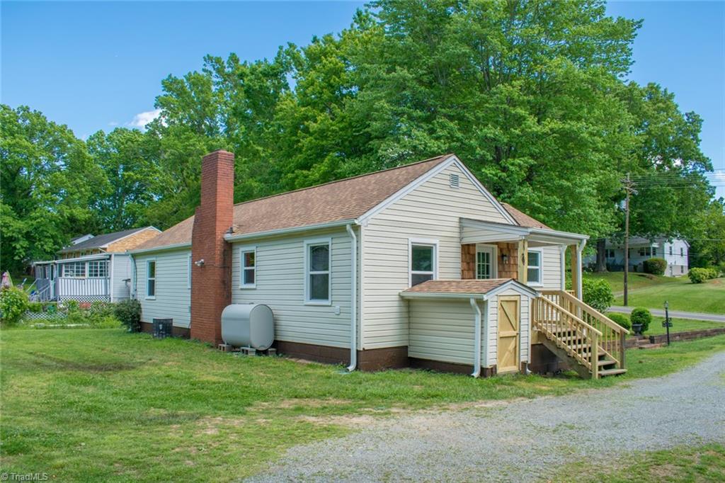 Photo 5 of 21 of 1027 Motor Road house