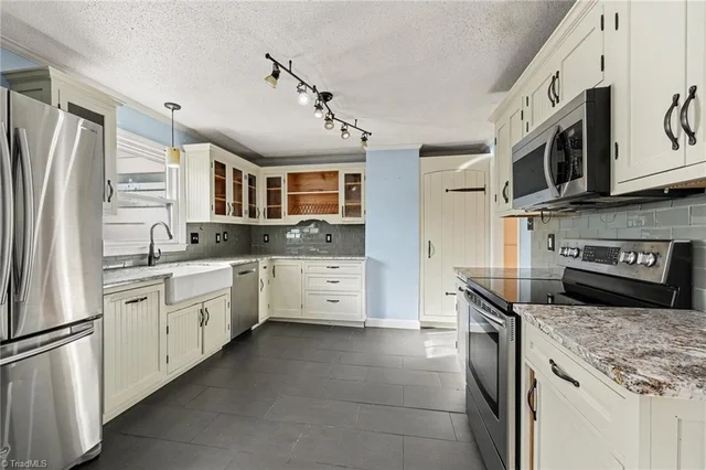 4929 Russwood Road, photo 5 of 18