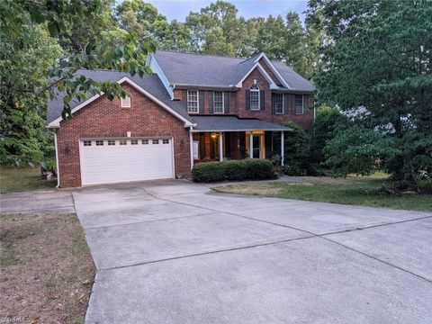 Photo of 1702 Lakeland Point, High Point, NC 27265 (MLS # 1224724)